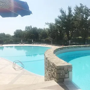 Apartment The Flowers - With Private Garden In With Pool, Manerba del Garda